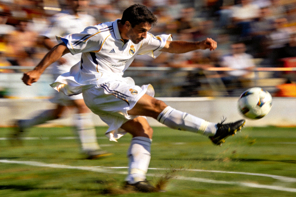 足球运动员在比赛中精彩射门的动作瞬间